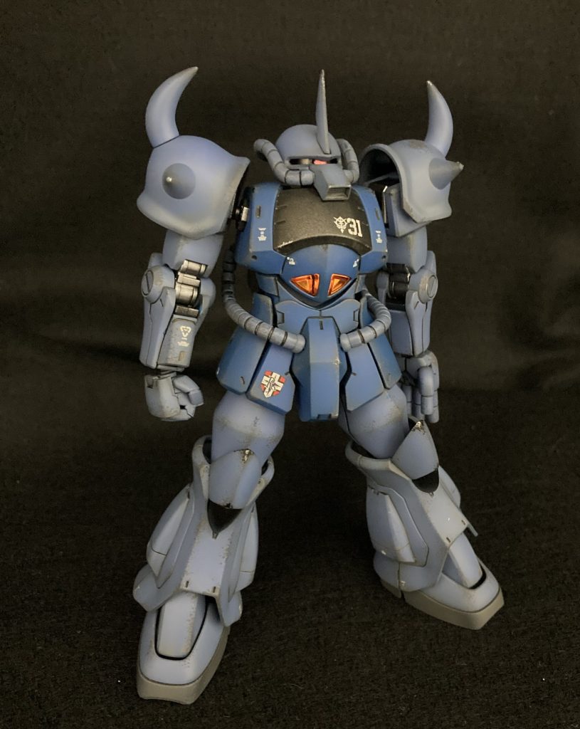 鼻の長い方の頭を使いましたが、モノアイスリットは狭くして、目つきは悪くしました。