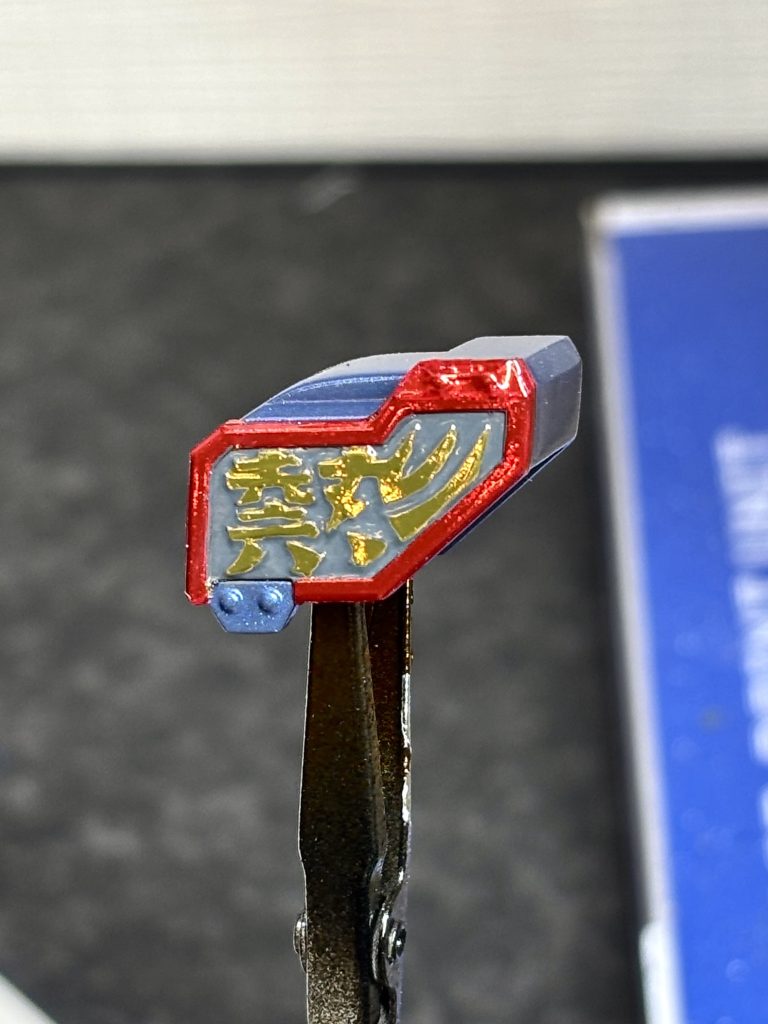 通常肩の爆熱の文字は全体を金フィニッシュで包んでからクリア赤フィニッシュ→黒塗り→拭き取りの順でメッキ仕様の肩に🤗最終決戦verでもこの部品は非メッキなので推しポイントです🌈