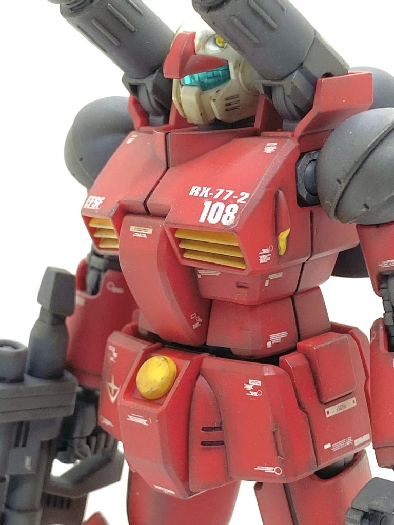 こちらのガンキャノンはほぼ合わせ目が無く、接着しても白化しなかった為にほぼ塗装していません。色分けもほぼされている上にメインカメラがクリアーパーツなので質感も良く、これは本当に嬉しい仕様です。先にこちらの方を作ったのでカイ仕様の108にしてあります。