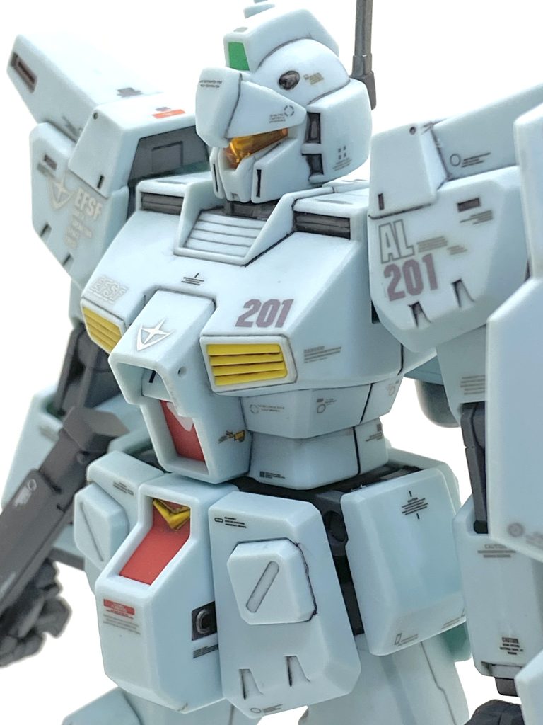 自分はほぼHGUCを持っているのですがジム・カスタム、旧HGUCのZガンダム、ローゼン・ズール(エピソード 7 Ver.)だけは見当たらず、無いという事は買い忘れていたんだろうと思いました。ジム・カスタムは2022年8月に再版したのですが・・・自分も平日は仕事があるのですぐにはお店に行けないから行った時は売切れでネット通販も争奪戦に敗れてしまいます。負け惜しみじゃないのですが「積んでるのもあるから見つけた時に買えればいいや」と思っていて、9月になるとツイッター上でいつもやり取りしているフォロワー様が「前にキット交換した時に沢山頂いたからお礼を送ります」と連絡が着て、お菓子と一緒にジム・カスタムと旧キットのマゼラアタックが入っていたのです！これは本当に嬉しくて小躍りする程で(笑)「ツイッターやっていて本当に良かった」と思いました。良いフォロワー様は大事にしないといけません・・・おかげでZガンダムはとあるお店でローゼン・ズールはパチ組したのが見つかったのでHGUCは全て在庫がある状態になりました(デンドロビウムやネオ・ジオングの白赤2体は作るのは一番後になると思います)。