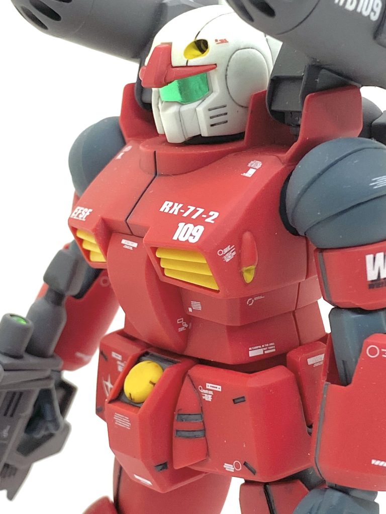 このガンキャノンは記念すべきHGUCの一番目なので頭、胴体、腕、膝等の至る所に合わせ目があります。合わせ目は成型色仕上げの天敵で濃い色や暗い色の合わせ目は接着してヤスリで消しますと白化する事が大変多く、こうなってしまうと塗装する以外に消す方法はありません。昔、筆塗りだった時にキットに対応してましたガンダムカラーセットのをそのまま塗っていたのですが・・・全然模型誌みたいなスタイリッシュな感じにならない所か色合いが変わらない素組みに毛が生えた程度の物で「どうしてなんだろう?」と思いました。半光沢クリアーのスプレーで吹いたら玩具っぽくなるだけでつや消しクリアーのスプレーですと吹きすぎて白化したりザラザラの酷い仕上げになってしまう事が多く、今思うと酷い物でした(笑)。なので、ガンプラ作りを再開した時に一番先に買ったのはコンプレッサーとエアブラシでこれとスムースクリアーのおかげで自分の腕も多少はレベルアップしたと思い、筆塗りだと限界を感じていた壁を簡単に乗り越える事が出来ました。