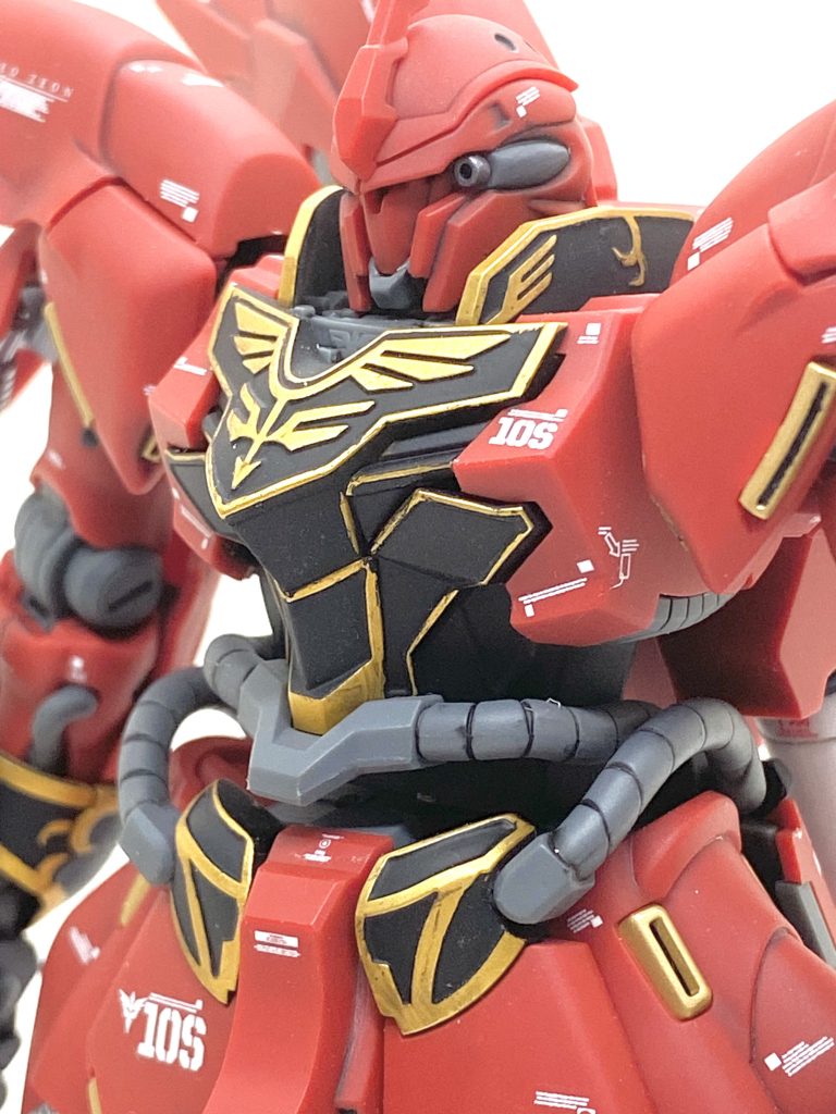 シナンジュも様々なサイズやグレードでプラモ化されていてますがHGも素晴らしい完成度で合わせ目も非常に少なく、消した箇所はビームライフル、プロペラント・タンク、膝の装飾部だけで膝関節と前腕の合わせ目、太腿はタガネでモールドとして処理しました。ただ、曲面主体の機体ですとどうしてもモールドが甘くなりがちなので、ほぼ全部分をタガネで彫っているので墨入れが楽になりました。曲面主体はメタリックや光沢の方が見栄えするのですが・・・シナンジュは袖付きのフラグシップ機ですがあくまでも兵器なのでいつも通りのつや消しにしました。