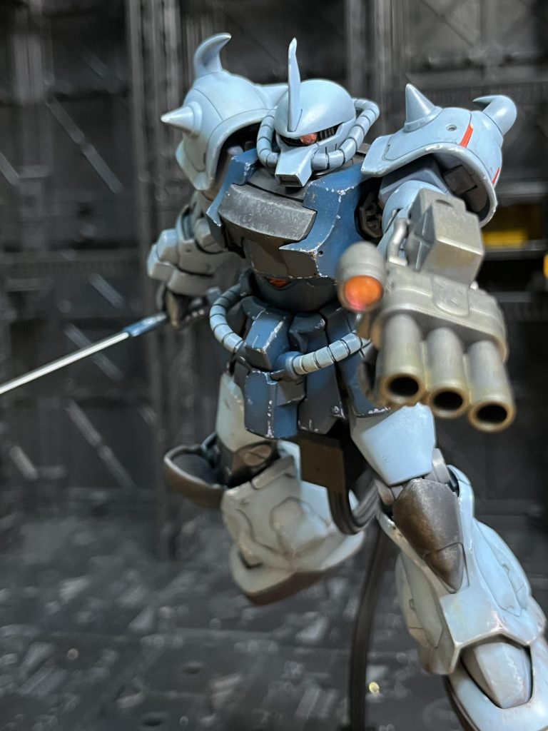 三連ガトリング。頭部のモノアイレールには結束バンドを使用しています。