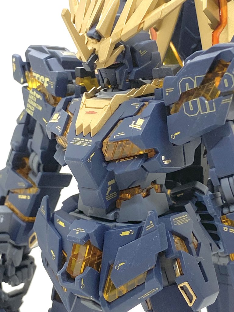 成型色仕上げでも1号機がそれなりの物が出来たので2号機も同じレベルのを・・・と思い、まずは表面処理しながらモールドの甘い箇所をタガネで彫り直し、濃い色の成型色は白化しやすいから合わせ目はあまり消したくないので上腕や太腿の一部、脇なんかはダンモやタガネでモールドにしましたがビームマグナムだけはきちんと合わせ目消してます。HGUCのユニコーン系の長所は色分けの優秀さで部分塗装はそれほどないのでほぼ筆塗りで済ますのですが・・・ゴールドやメタリックだけはエアブラシの方が遥かに綺麗に仕上がるので先にそちらを塗って、後で細かい箇所を筆塗りします。ビームマグナムとリボルビング・ランチャーが一体成型なのでそういう箇所は筆塗りの方が早いので・・・リターダー入れると伸びるから筆ムラが出来にくくなります。