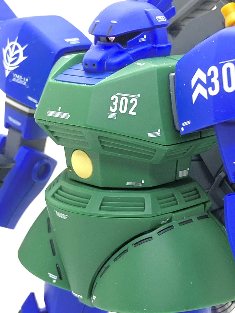 ゲルググがHGUC化された頃はABS全盛で非常に関節が硬く、無理に動かすと破損する可能性がありますからその辺りはかなり注意しました。ボールジョイントの受け部もABSのパーツがあるので塗装する際も墨入れする時もなるべくバラシて進めていきます。手足共に挟み込みなので前腕は合わせ目をモールド化、足はまずは先に関節部分を表面処理して、脛パーツを挟み込んで一部を接着し、乾いたら合わせ目を消しています。今回もドライセンの時と同じ様に合わせ目をなるべくは段落ちモールド化にしたかったのですが・・・肩だけはどうしても目立ってしまう為にそこだけはきちんと消しましたが白化してしまったので調色した青を薄く吹いています。装甲裏も全てニュートラルグレーで塗り、精密感を出しました。