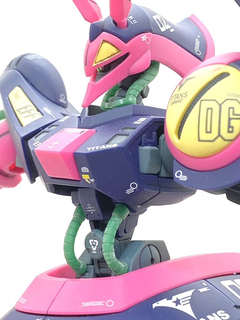 細い上半身に大きな下半身という独特なプロポーションでしかも地球連邦軍によって開発されたニュータイプ専用試作可変MAという複雑な経緯の機体なので作っていて中々面白かったです。かなり複雑なデザインですから合わせ目も大変多いと思っていましたが・・・ほぼ段落ちモールドになっていて消したのは右腕の一部と武器だけで簡単に終わってしまいました。左腕や右腕のクロー、肩、脚、スカートなんかは分割は完璧で素晴らしいのですがその分、ディテールが甘くなりがちなので0.15～0.2のタガネで彫り直しています。おかげで墨入れする際はかなり楽に塗料が入ってくれまして細かく塗り分けた事もあり「ビシッ」と決まりました。