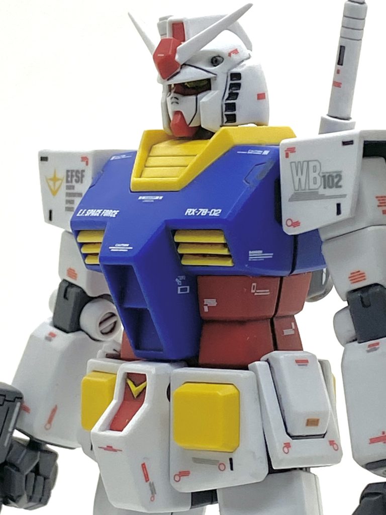 旧HGUCのガンダムは何度も作っているのでほぼ合わせ目の位置もわかっていて、全て後ハメ前提で出来ているので昔のキットの割には楽に作る事が出来ます。合わせ目自体は多いですが・・・消し難いのは脛くらいでアンクルガードや頭は簡単な後ハメ加工しました。多少は改修していて、太腿裏と脛裏を削って設置性を良くし、素立ちが決まる様にしています。顔は大変カッコいいのですが・・・隈取が別パーツではなく、極細の面相筆で塗らないといけません。モールドはかなり甘い箇所が多くて、なるべくはタガネで彫っています。