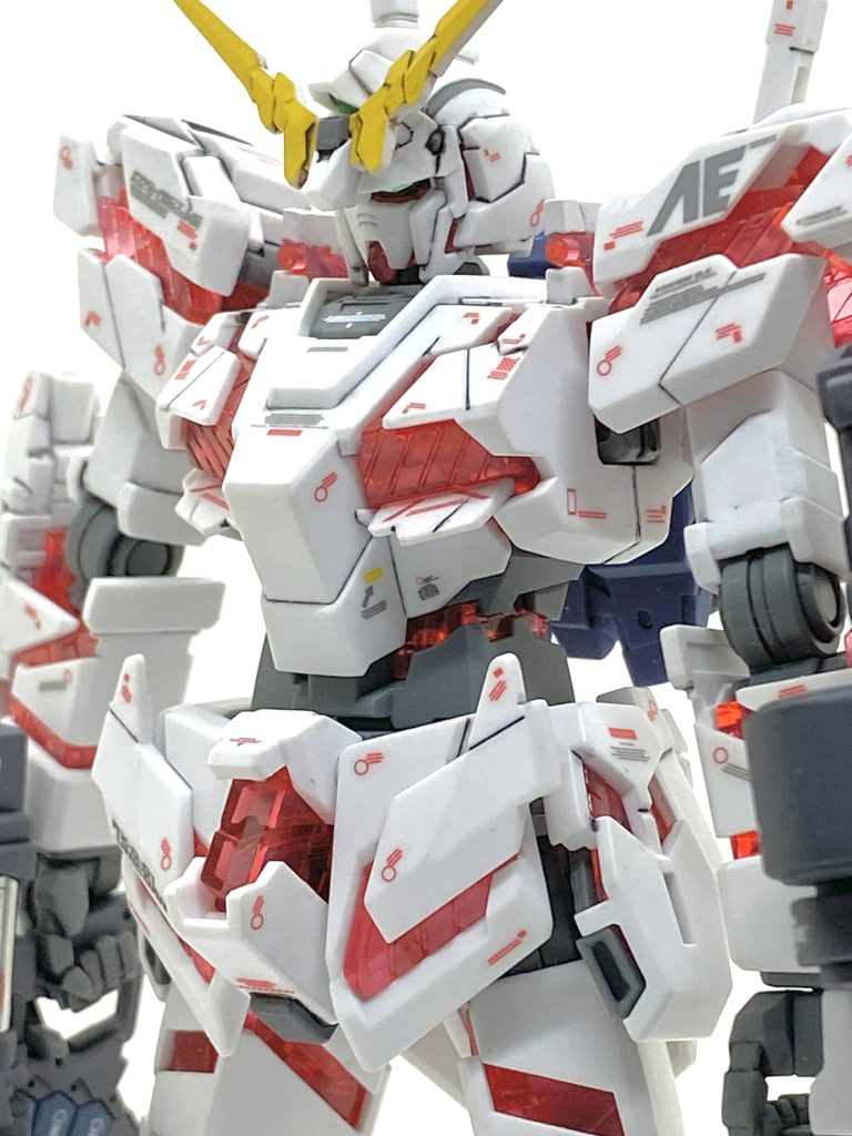 ユニコーンガンダムと言えばパラオで使ったビームガトリングガンのイメージがあり以前に部品を無くして部品請求を出した時にフルアーマーユニコーンのビームガトリングガンを一式請求してあったのでそれを作り、デカールは似た様な余っているのを使いMGのフルアーマーユニコーンの説明書を参考に貼っています。