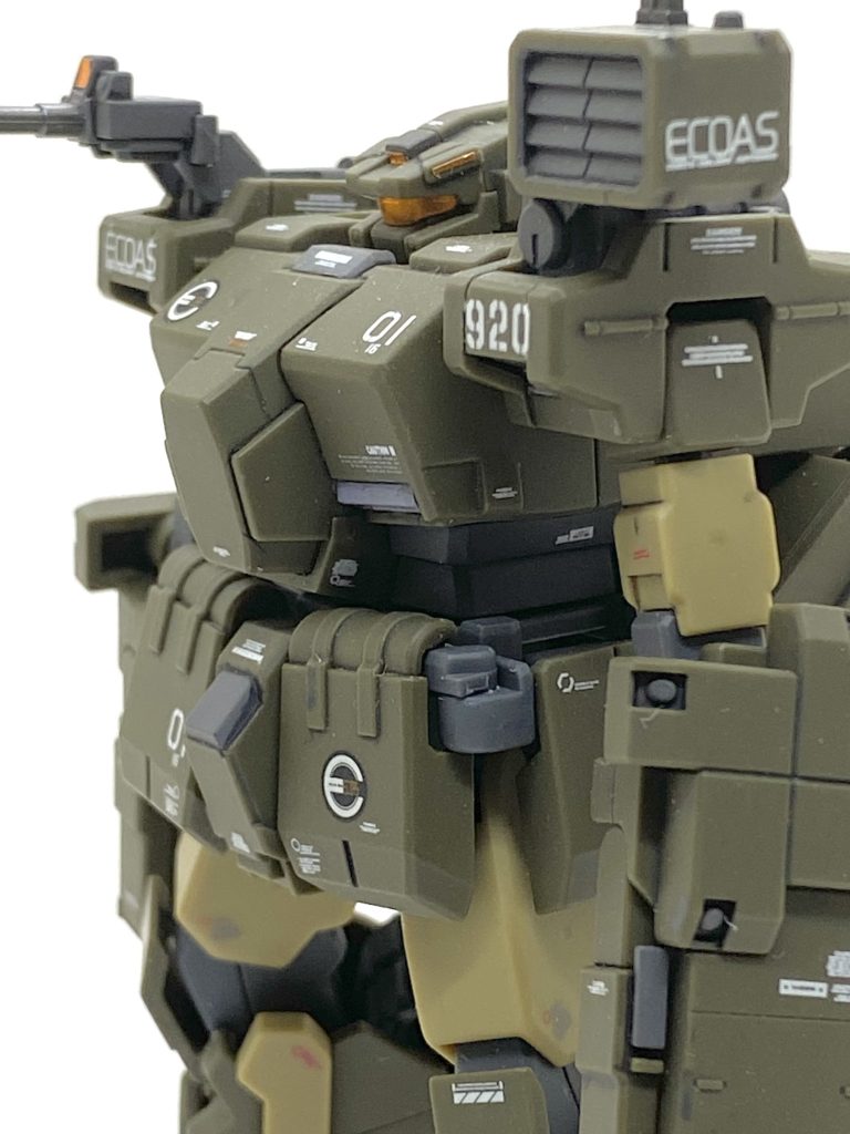 ロトが出た頃のガンプラはABS全盛でタンクに変形するのでポリキャップレス仕様になっています。なので関節が壊れやすく、ボールジョイントをマスキングしたり、なるべく無理にハメない様にして大変気を付けました。腕や股関節、脚のボールジョイントは受け側もABSなので塗装の際に必ずマスキングしないと固くなり、破損する可能性が極めて高いと思います。ただ、ABS関節だとポリキャップ無い分、キャパシティが取れやすいという利点もあり、じゃないとあんなに綺麗にタンクモードに変形出来なかったと思います。