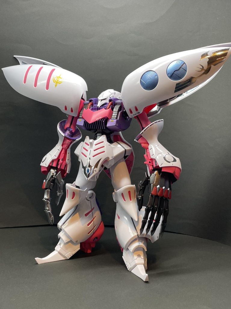 元となったキットは20年以上前のモノでMGというよりかはREに近い感じで、サクサク組めました。今のキットと比べると動かしづらい部分もありますが、素立ちで十分美しいですね😍