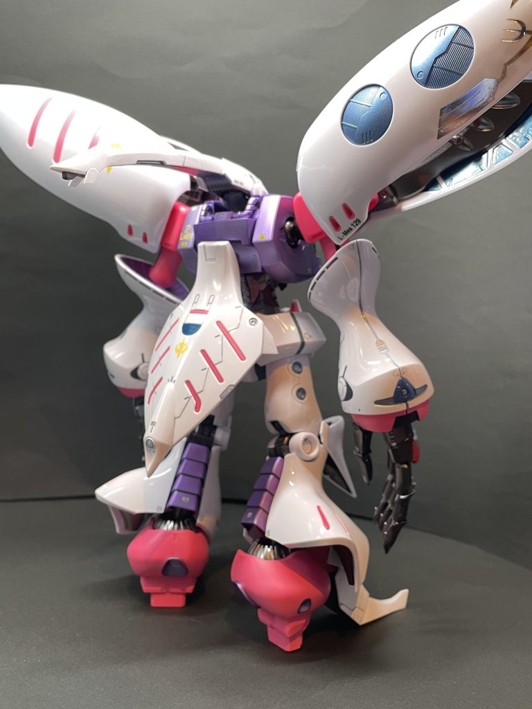 バックショットです。ヒールが良いですね、脚が長く見えて素敵です😄鏡面仕上げのデカールは見映えが良いですが、大きくて貼るのが大変でした😅