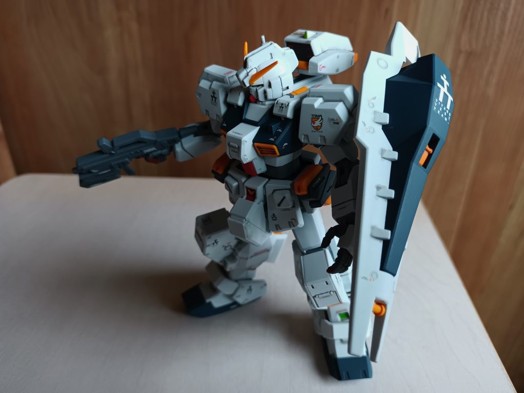 ストレート組みですが、シールド先端の黄色いところは塗装が難しかったので、一回削り落として新造しています。あとこの頃のキットでは定番かもしれませんが、下腕は後はめ加工しています。