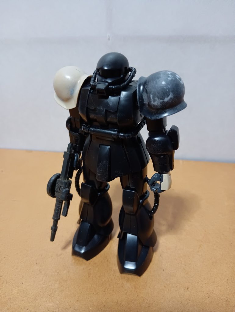 加工完了です。 右肩にもショルダーアーマーを装着するため、シールド装備用の接続部を切り飛ばし、代わりにランナーで左肩と同じ接続軸を新造しました。 先ほども少し説明しましたが、両手首はザクⅠスナイパータイプから流用してあるため、旧HGUC ザクの手首よりもディテール等が細かくなっています。 また、コチラの手首の方が武器をしっかり保持できるため、旧型ザク用の105mmザクマシンガンなども問題なく構えることができます。
