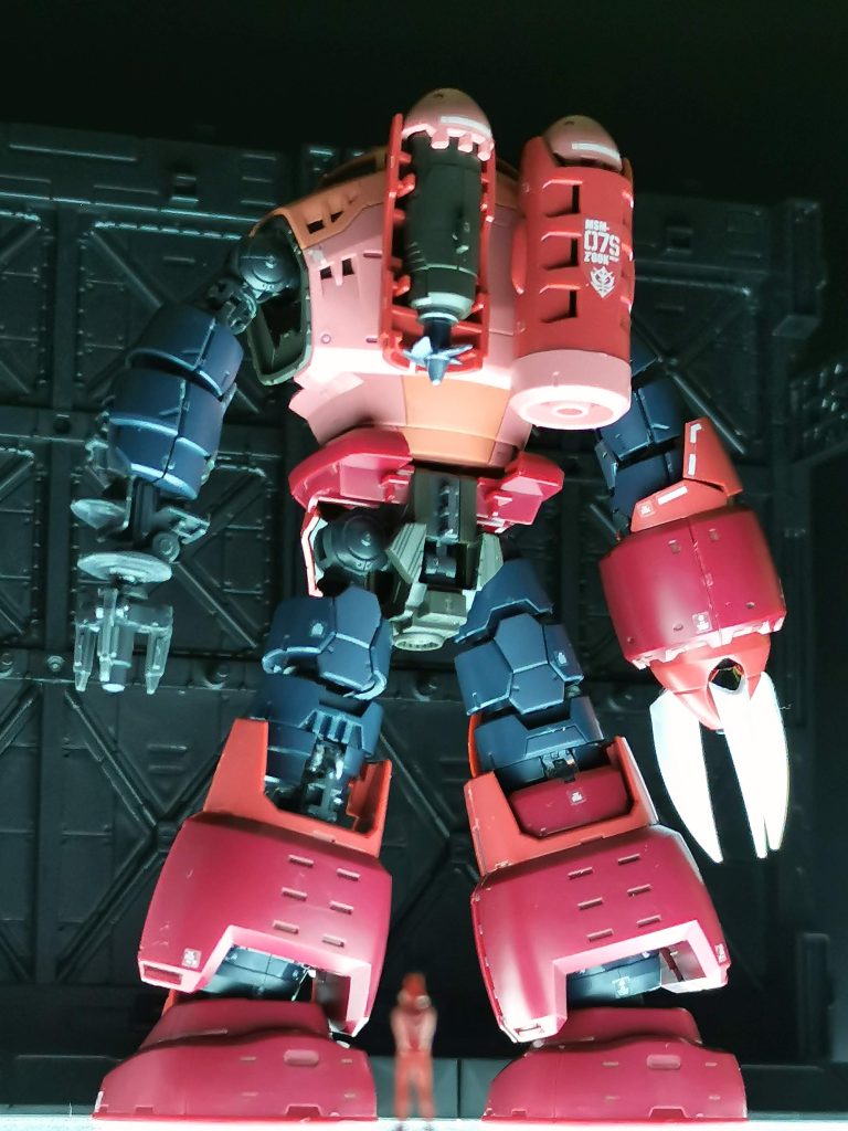 背面から。RGの内部フレームは最高ですね〜！素組でスミ入れしただけですが、1/144サイズとは思えない。これで2750円とか安すぎて意味がわからない...