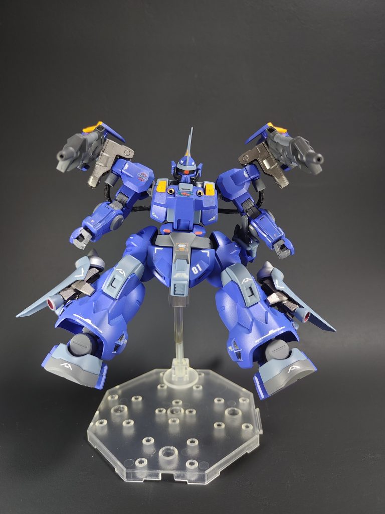 ディープアームズの大型ビームキャノンは、取り付け軸をプラ板と一緒にディランザのシールド懸架パーツに接着し、そこに取り付けています。