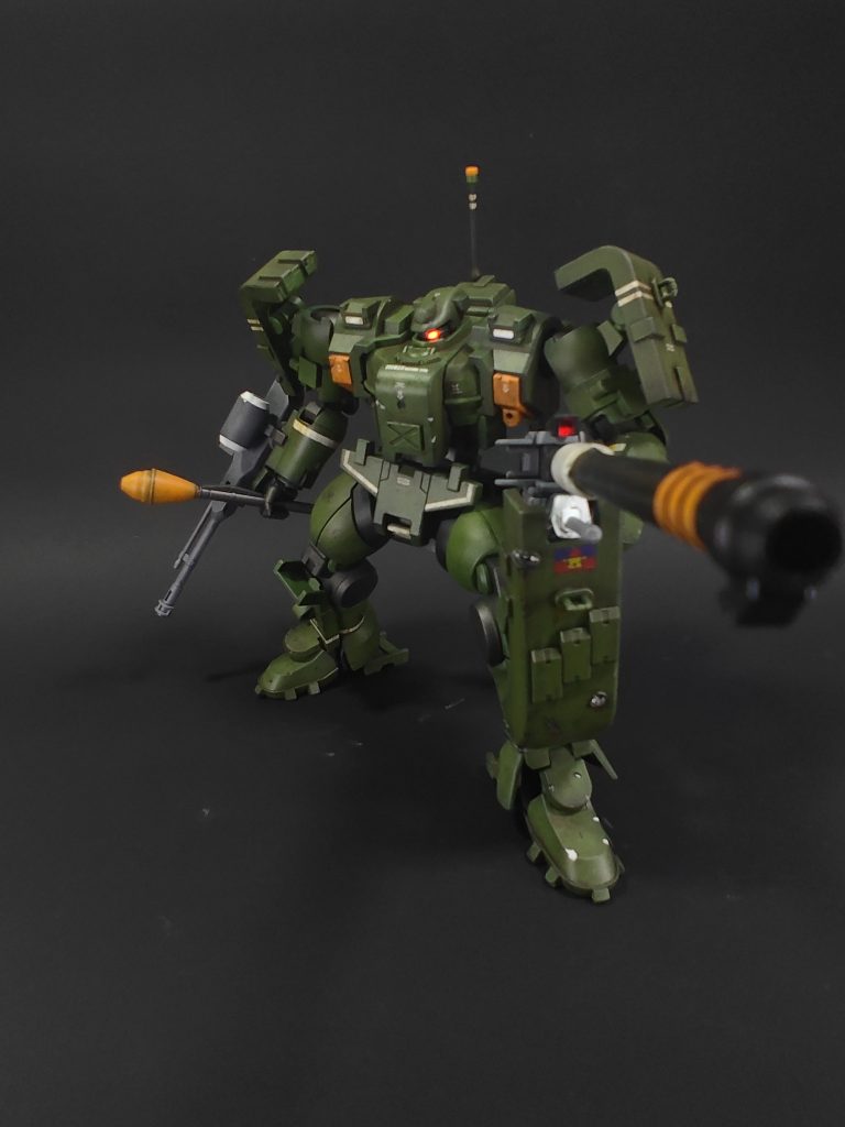 例のごとく、モノアイを蛍光塗料で塗装しているので、ブラックライトを当てると光ります。