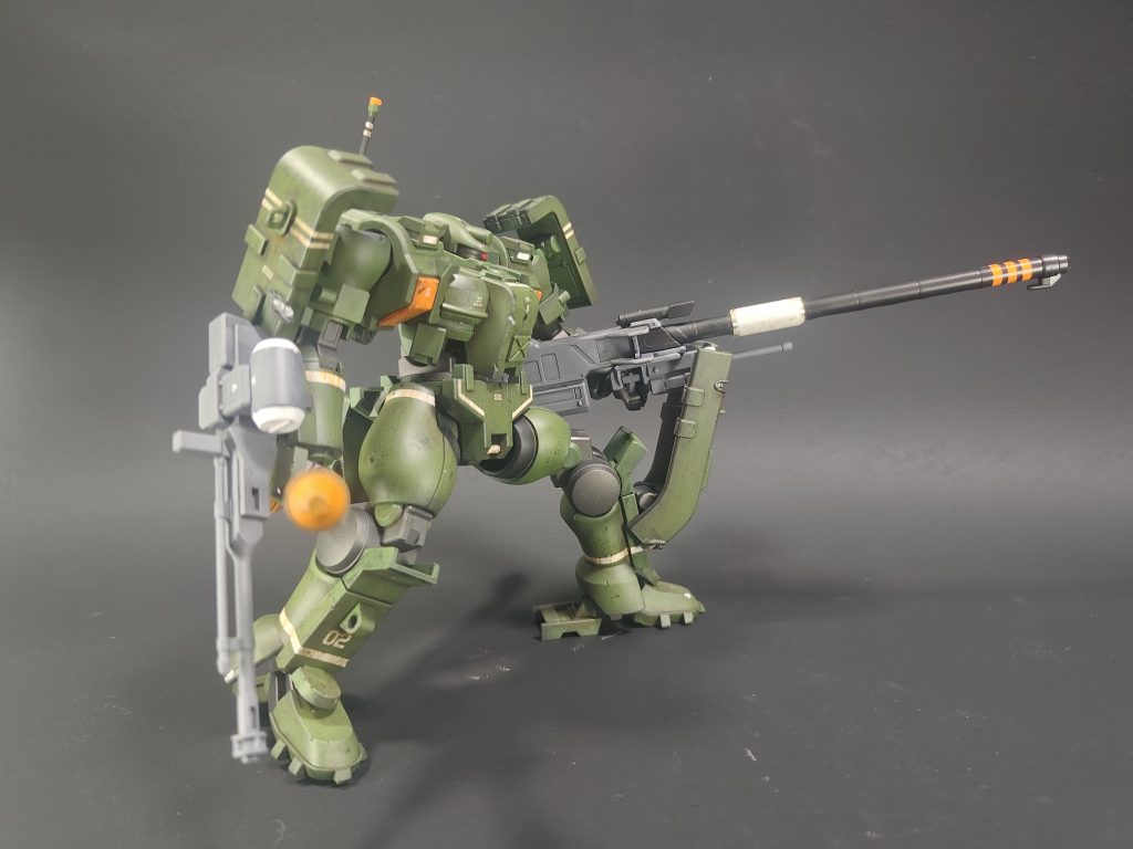 滑空砲の先端のパーツの取り付け方向が間違ってますね。直しておきます。白いラインはすべて塗装です。