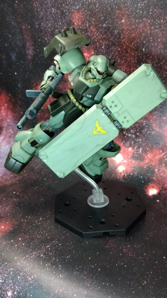 シールドの塗り分けは早々に断念して、デカールです。