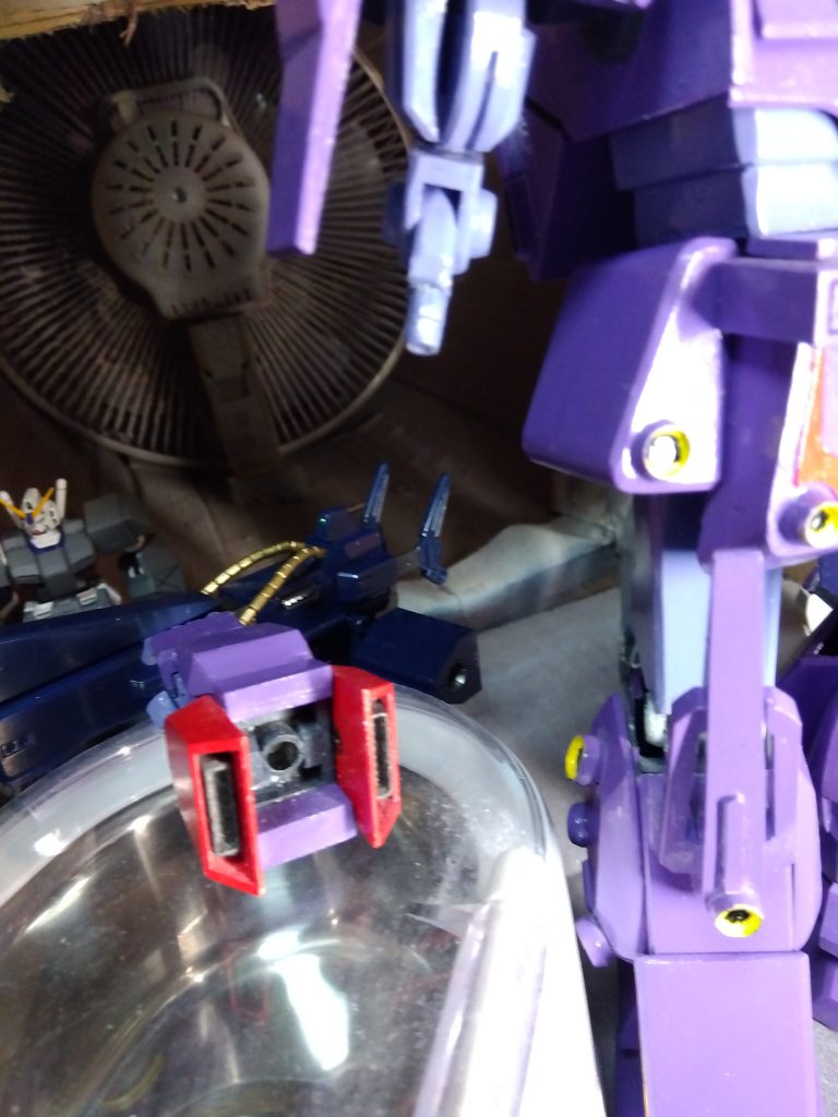 肘は5mmポリキャップで接続、簡易的な二重関節ですが、あまり恩恵がありません。