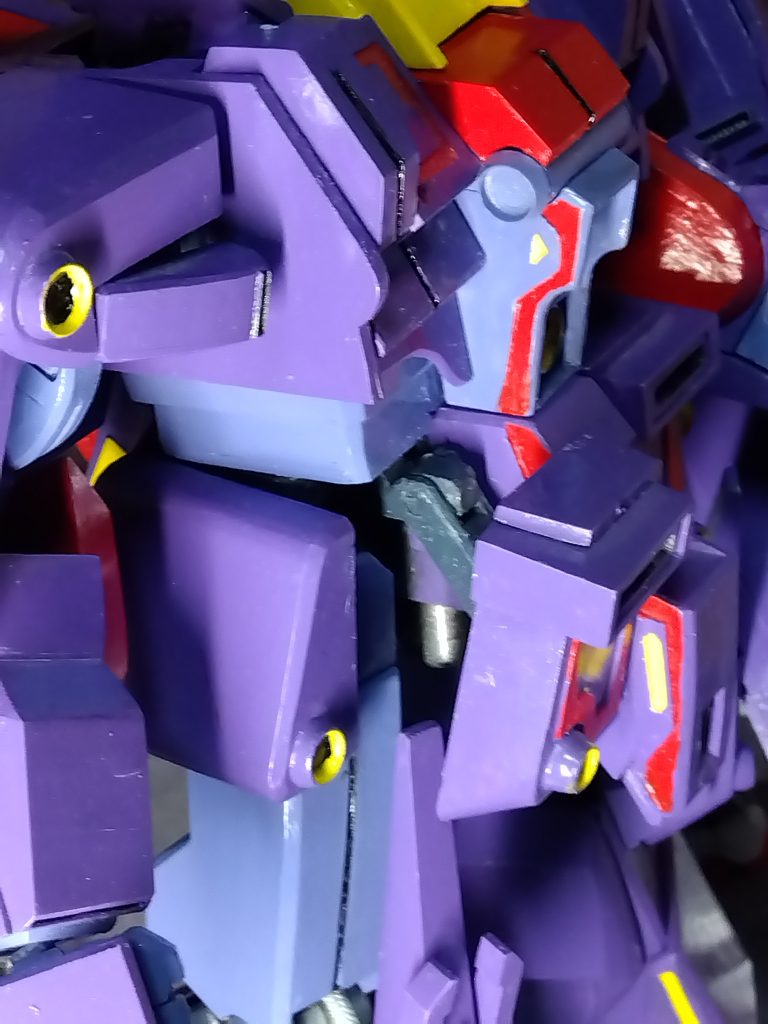 フロントアーマーは上前方に跳ね上がります。ネオジム磁石を仕込んでおり、各形態でしっかり固定出来ます。