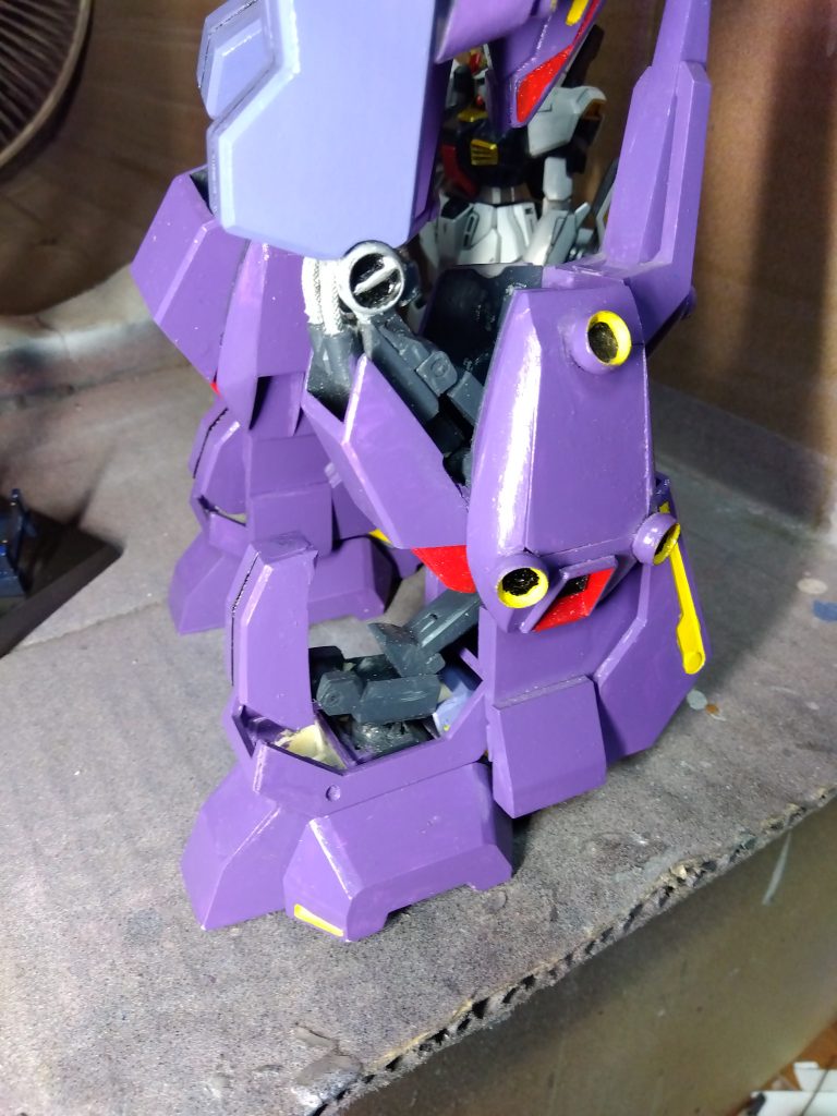 足の変形機構。一番苦労した箇所です。ふくらはぎスラスターの赤いパーツがカバーの中に引き込まれるようにして干渉を逃すようにしてあり、このパーツ下部に仕込んだネオジム磁石が踵からのパーツに仕込んだネオジム磁石と接続固定して、形態を維持する構造です。
