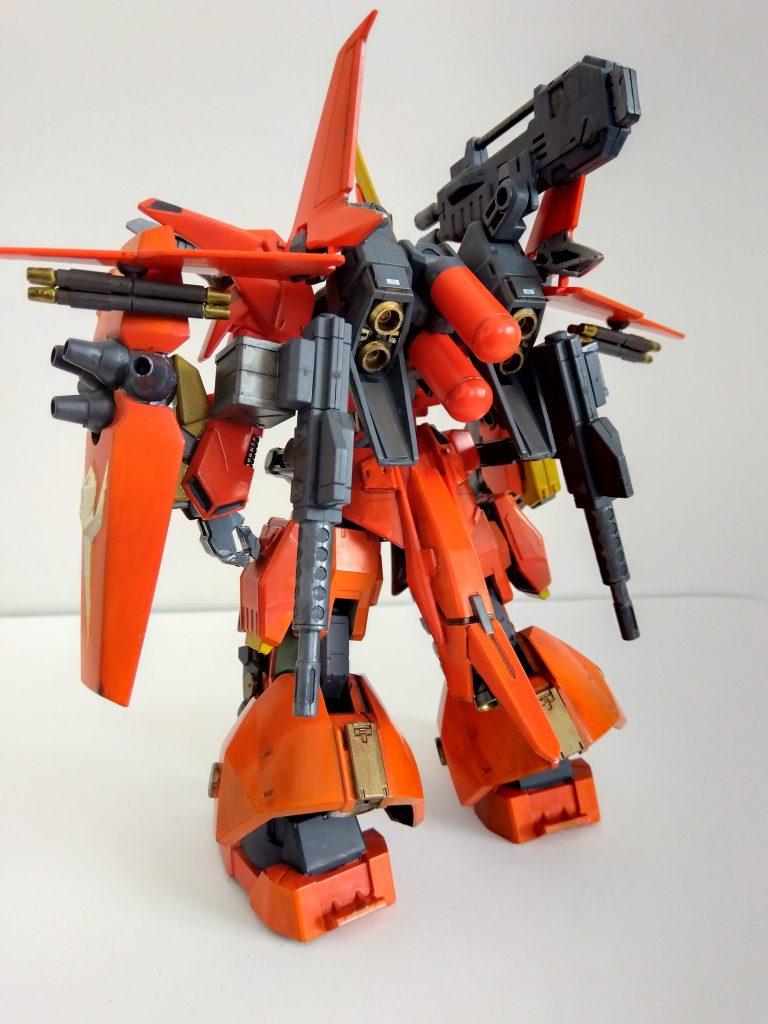 背面図。腰部は境界戦機ウェポンセット5を使用しました。スカート部分は、ジャンクパーツでボリュームアップを。