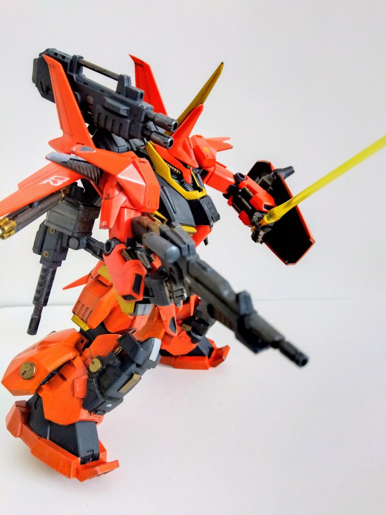 ビームサーベルはビーム部分を切り取って、別キットのパーツを貼り付けました。