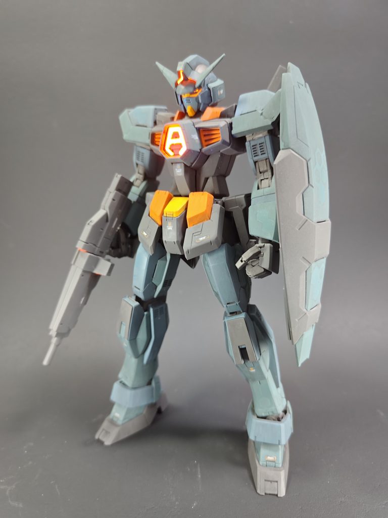 胸部のAマークやアイカメラは蛍光色で塗装したので、ブラックライトを当てると発光しているように見えます