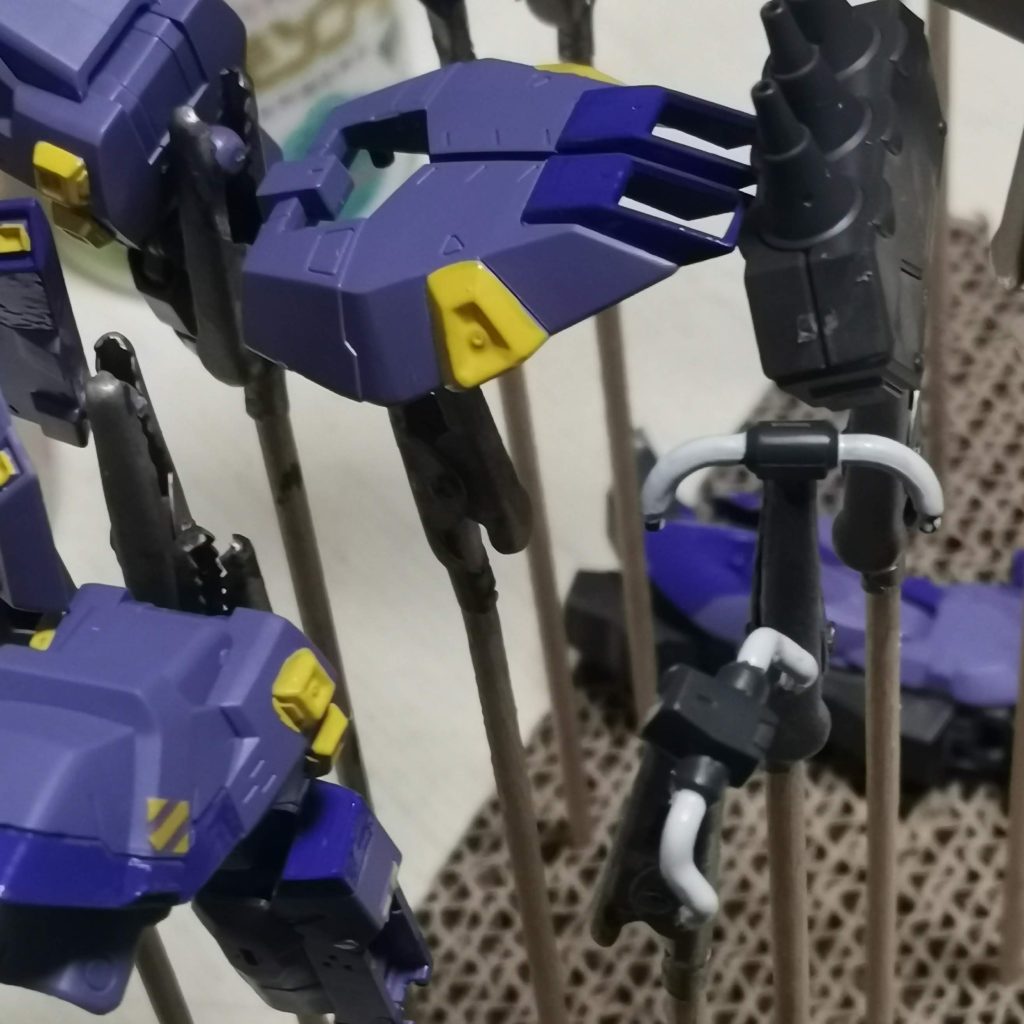 制作工程２必要に応じて、スジボリを追加し、モールドを基準に同系色で部分塗装を行いました