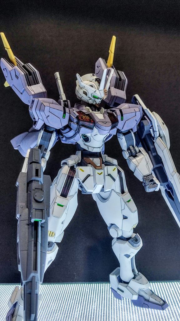 成形色の上から直接塗るので、各パーツ5回ほど重ね塗りしたと思います。