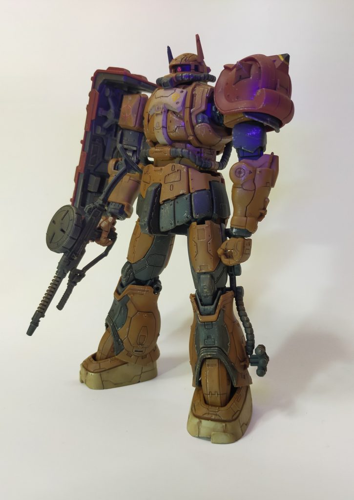 まずはザク本体の紹介です。復讐のレクイエムのソラリザクを成形色仕上げでウェザリングしてみました！ウェザリング自体久しぶりですが結構よく仕上がったと思います(zaku-kao2)