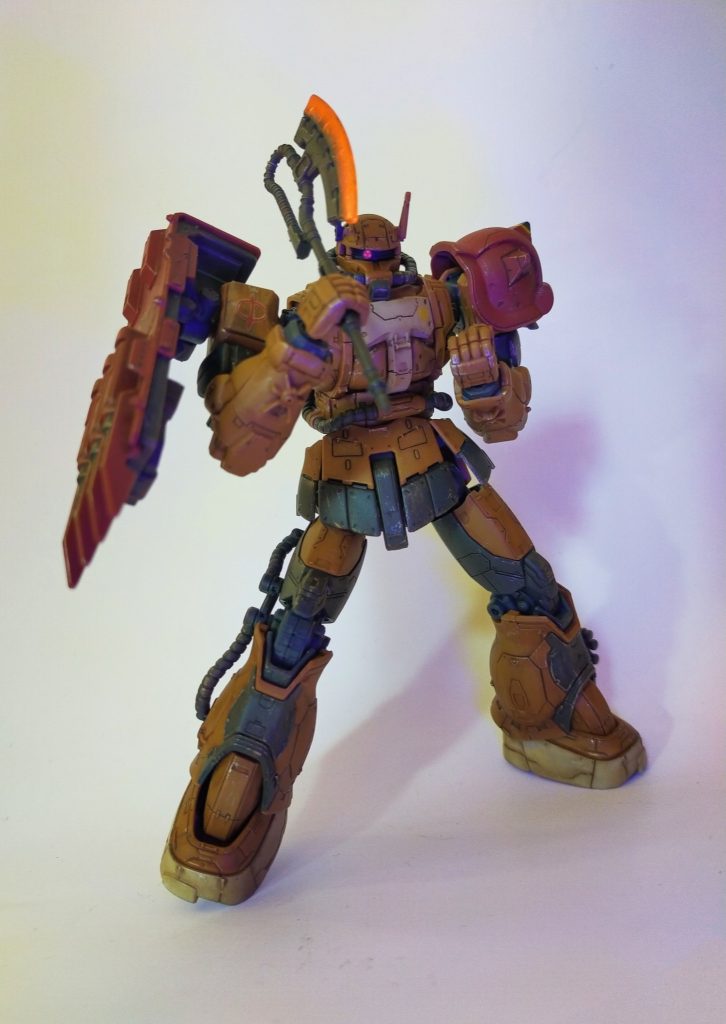 ヒートホークです。最近ハマってる蛍光塗料を最新作にも使用してみました！他にもモノアイやバーニア、シールド・ガンなどが光ります！