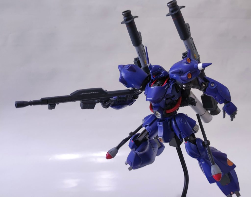 ビームライフルを構えて。