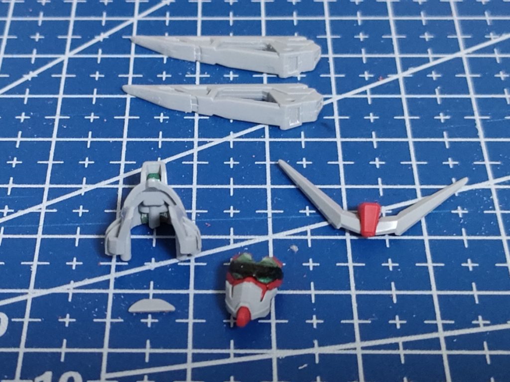 アロンダイトとフラッシュエッジの尖端をランナーから削ったパーツを接着して削って尖らせ。目が見えづらいので、ランナータグを削ったパーツをヒサシに埋め込んで顔の位置変更。