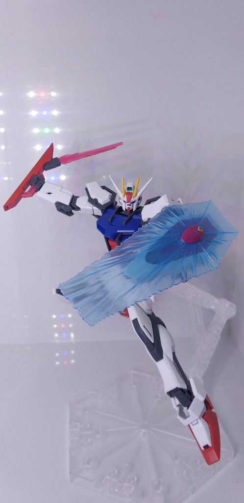 インフィニットジャスティスのシールドを採用した事により、ビームブーメランやアンカー等の攻撃バリエーションがストライカーパック無しでも使用可能に。個人的には弐式風にしたかったので、今回はツインアイ等のカラー変更のみで機体本体への加工無しで、武装で強化しました。ジャスティスのシールドがかなり機能的で採用しました。 