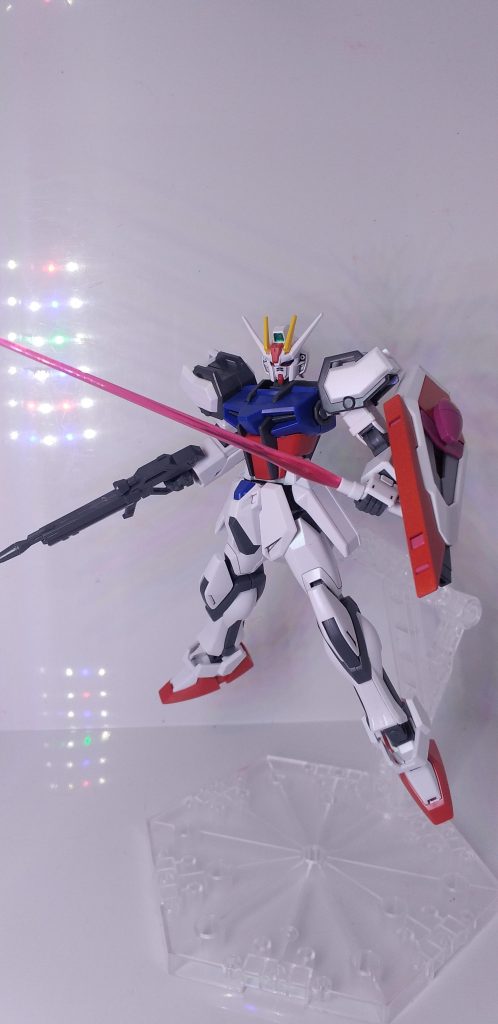 武装はビームライフル、ビームサーベル、シールドと基本的な武装を標準装備。サイドアーマーのアーマーシュナイダーをオミットし、ビームサーベルの格納場所へ変更。