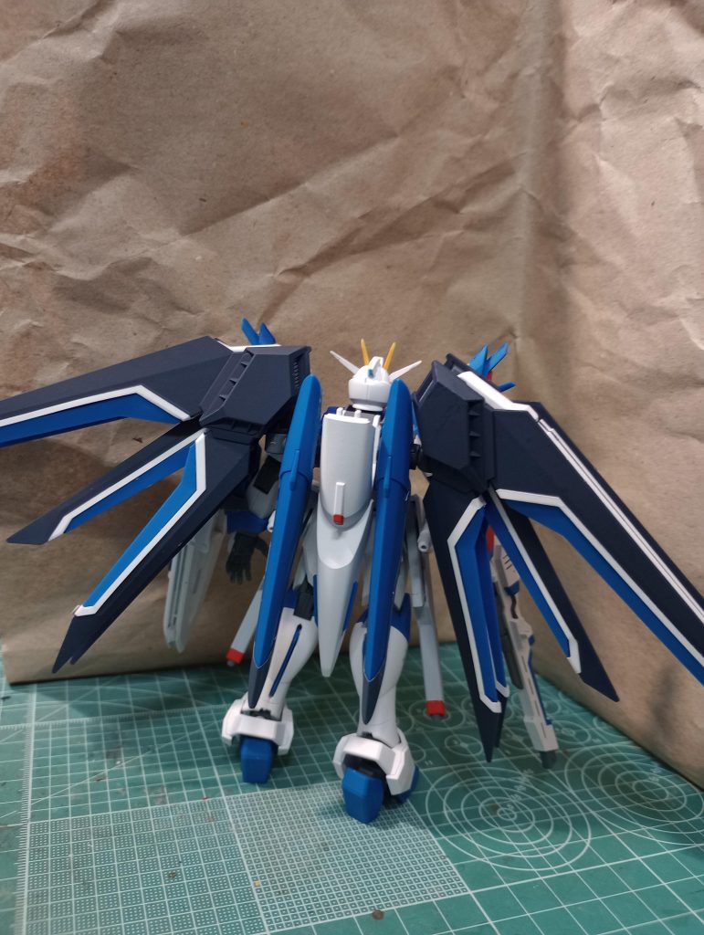 後ろ姿。羽が重いですが、自立します。