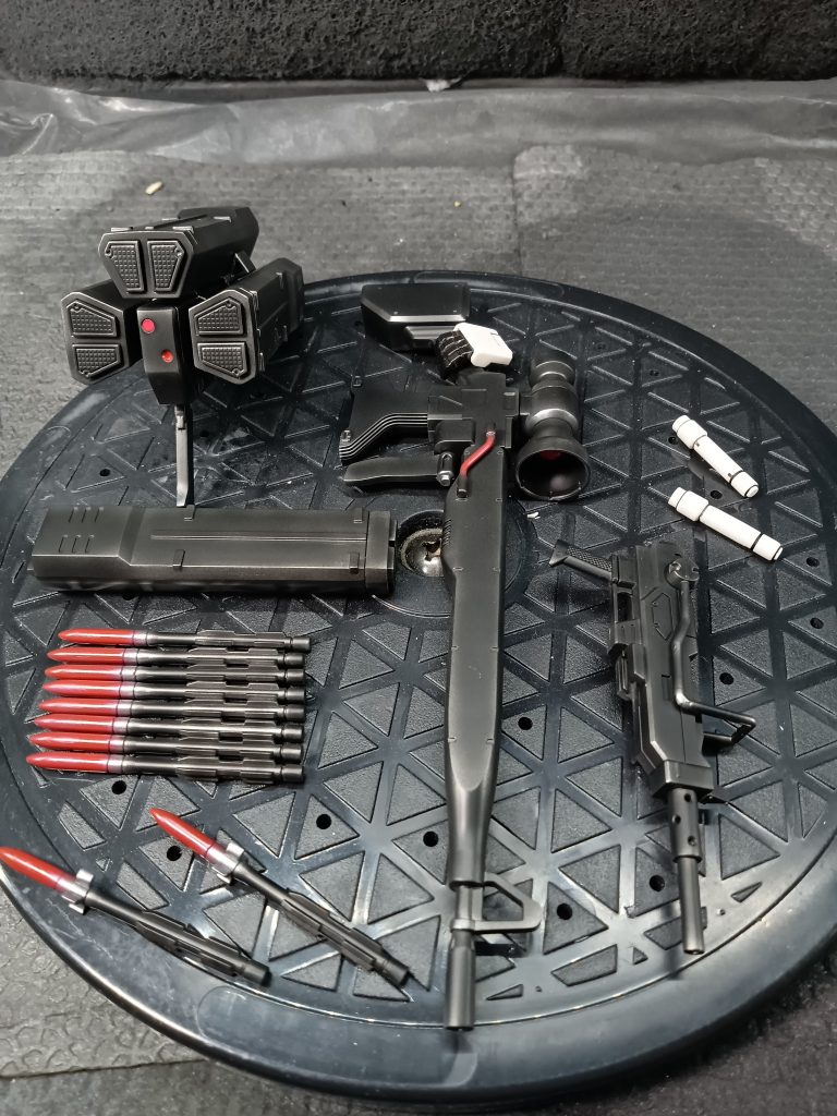 武装各種は下地にシルバーからのつや消し黒でグラデーションっぽくしてみました感想としては時間がかかった割には・・・って感じでしたまた何か作りますので見てもらえると嬉しいです☺️最後まで閲覧頂きありがとうございました🙂‍↕️ 