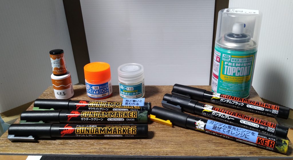 使った塗料たち、何故か100均で買ったジェルネイルが‥以下苦労をしたところ①頭部のシールを貼ったあとに蛍光塗料を塗ってはみ出し、わちゃわちゃになる ②充電コンプレッサーが壊れる、一ヶ月も経ってないのに ③メーカーから交換品が到着するが、ガンマカエアブラシのコツを見失う‥ベルヌーイの定理ってなんだ? ④ガンマカのグリーン系はトップコートの影響を受ける情報を下に、水性半光沢を筆塗りしてみる、ムラになる ⑤デカール定着のみに塗ってみる、伸びをよくするためうすめ液を足してみる、汚染されていく… ⑥ディランザが嫌いになってくる ⑦放置して埃をかぶってくるとどうでもよくなってくる、ザク色にしたのにドムみたいな太い足しやがってでも!僕は細い脚より、しっかりした足のほうが好みだったはずだ!女子高生とかねっもといガンスタの皆様の投稿に胸を打たれ、なんとか完成にこぎつけました寒波がやってきていますね、雪が降ってないおところも凍結にはお気をつけて、それではご覧いただきありがとうございました。