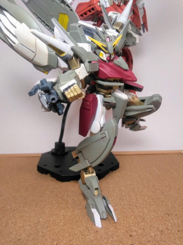 右腕には俺兵装の「GN カノン」 😋斬撃武装懸架アタッチメントの隙間にネジ込んでみました 😏フフン元ネタの設定では「オーラ バルカン」らしいのですが🤨?劇中での演出は「UP主」にはカノン砲に見えたので 😅