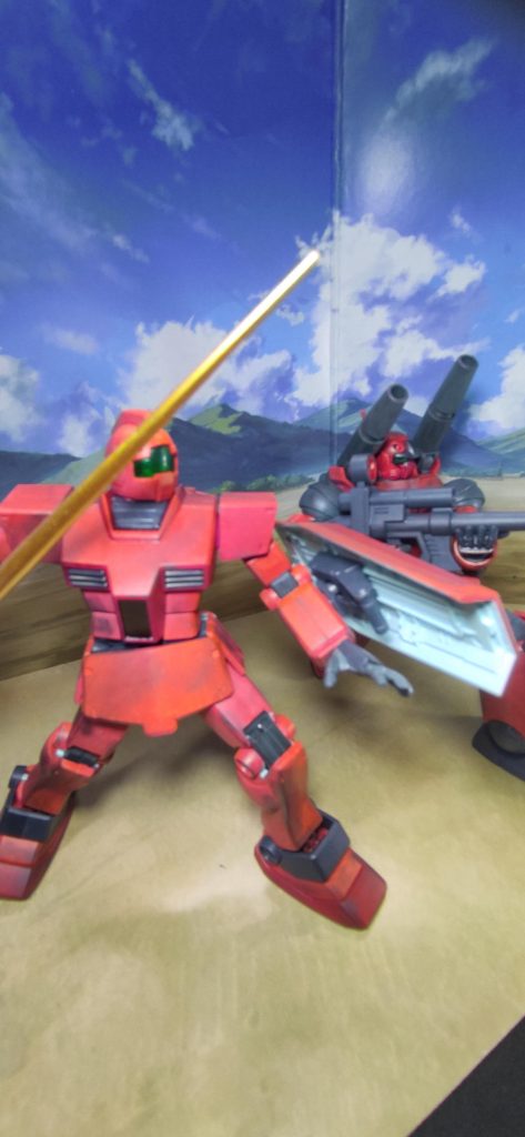 一応ガンダムマーカーのシャアレッドとシャアピンクとで、色分けしてるのですがあんまりわかりませんね😅シールドの内側、塗り忘れた😱