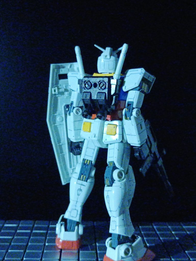 こっちなら少し伝わるかも鏡面仕上げは、艶ありトップコートを吹いて磨いて、また吹いて磨いて、の繰り返し…ですが、エアブラシ持ってないし、缶スプレーだとコスパ悪いし…てなわけで、パーツを直接磨いてしまえ、という暴挙に出てしまい、自ら苦行を強いることに(zaku-kao10)1500番2000番のスポンジヤスリで水研ぎしてから、コンパウンドで磨いて…磨いて…磨いて(gundam-kao2)1/144で部品は小さいし、初代立像がモデルで細かいモールドが施されていて凹凸あるしで、磨きすぎて消えてしまわないかヒヤヒヤでした(zaku-kao4)キット付属のマーカーでのスミ入れでも充分な仕上がりに大満足です(gandam-hand1) ちなみに…実はコンパウンド持ってなかったので、何年か前に使って家に残っていた某100円ショップの車用ヘッドライトクリーナーを使いました(zaku-kao8)( あくまで車用なので、もし真似される方は自己責任でお願いします…)