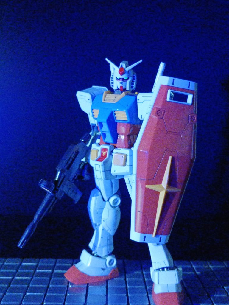 ツインアイはガンダムマーカー蛍光グリーンなのでブラックライトで光ります(zaku-kao1)…が、こちらもノイズが乗って伝わらない(gundam-kao10)