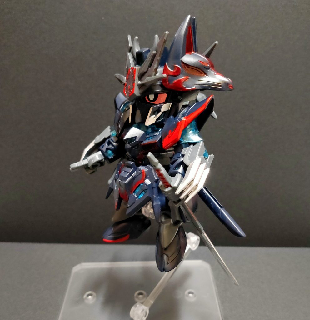 横斜めから。今回の佐助デルタは忍者モチーフということで両腕の鉤爪や頭のお面が忍者っぽさがあってかっこいい。左手は通常の形のパーツと画像にある印を結ぶ方のパーツが付いてきて中々珍しい仕様でした。