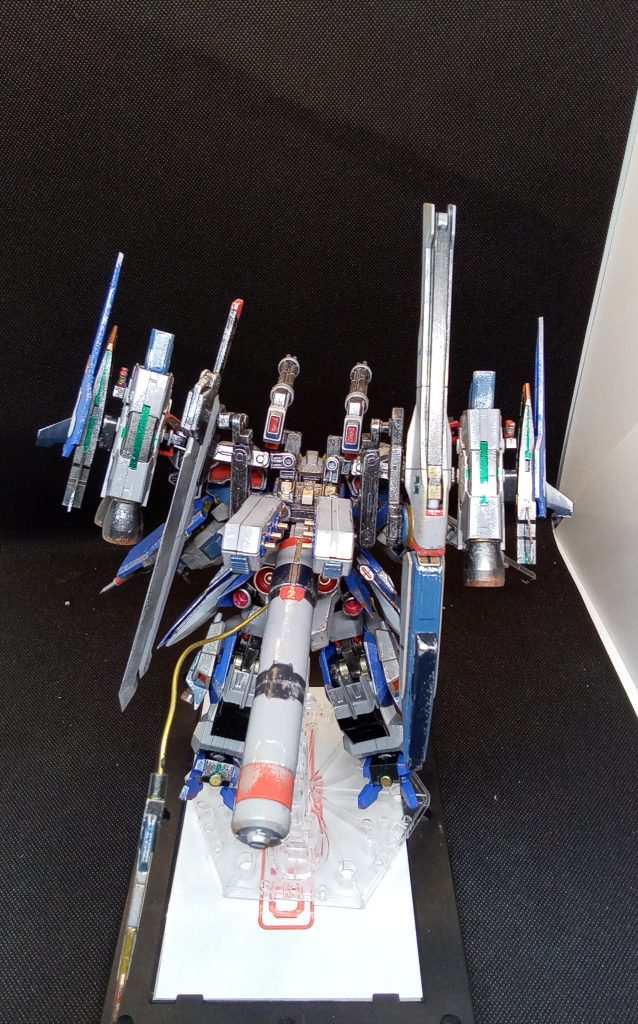 こっそりファンネルを装備(世界観的にはビット兵器)腰にもついているのでビット搭載数は多いです