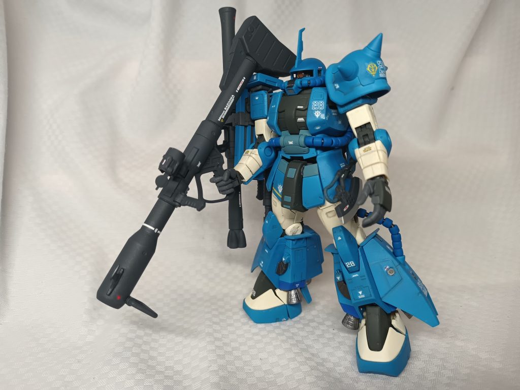 本体のブルーはフレンチブルー。動力パイプは同じ色だとつまらなく感じたので、ブリリアントブルーで塗っています。手の甲はドムっぽい盛り上がりのあるパーツだったんですが、なんかしっくりこなかったので削って平面にしました。