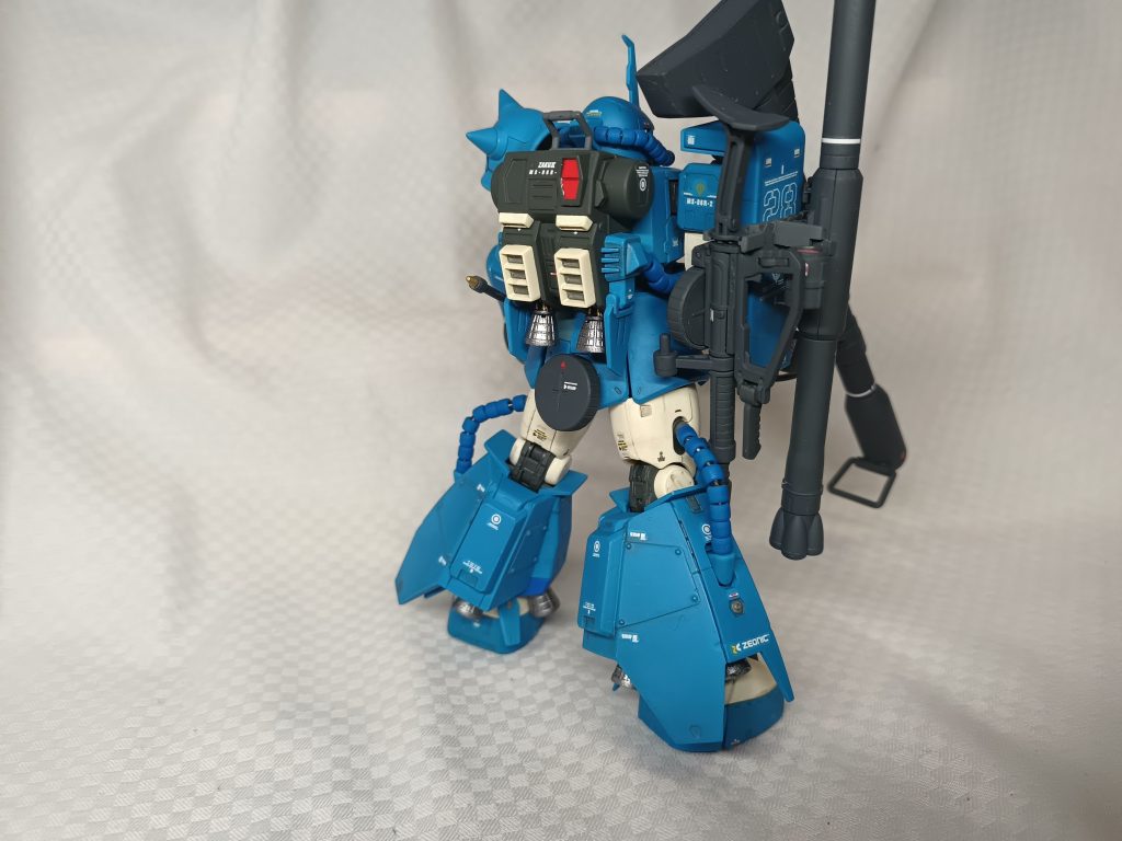 足のパネル四隅の凹モールドがだるかったので、リベットパーツを張って凸モールドにしています。シールドにバズーカとマシンガンを懸架してみましたが、たぶん重さに負けて右肩下がりになっていくと思います。