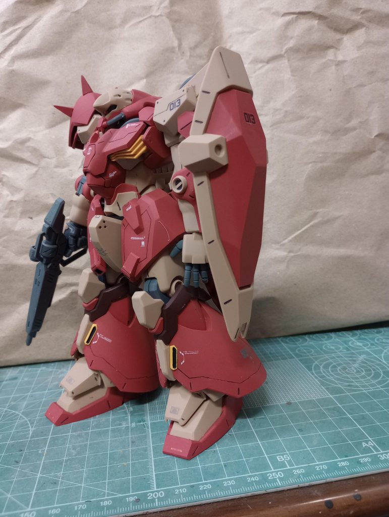 ノーマルのF01型とは脚部の形状が違います。こちらはプレバン限定です。