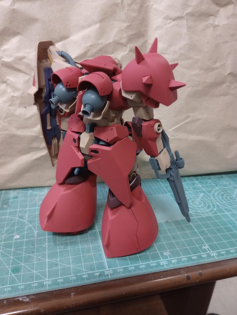 後ろ姿。広がった足装甲が特徴的。