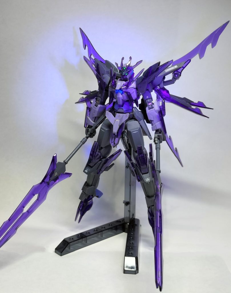 素組で細かいところをちょっとだけ部分塗装。本体はつや消し、クリアパーツは光沢のトップコートで仕上げました(gundam-kao6)